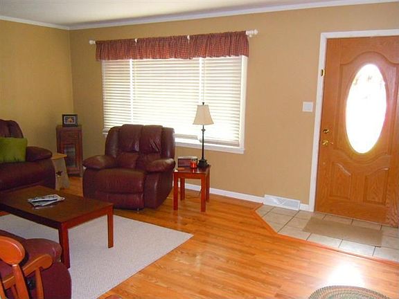 3rd image of 424 Kenwood Ln
