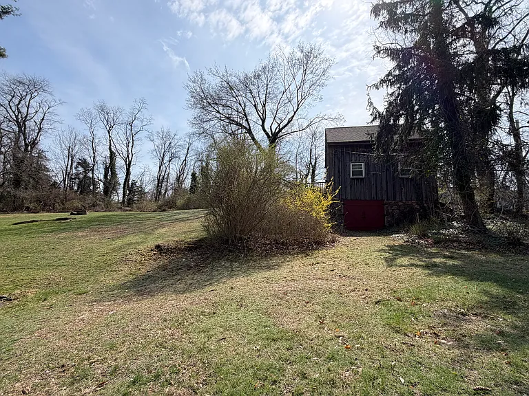 327 W Neck Rd — Photo 22