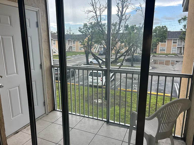 8039 SW 21st Ct — Photo 3