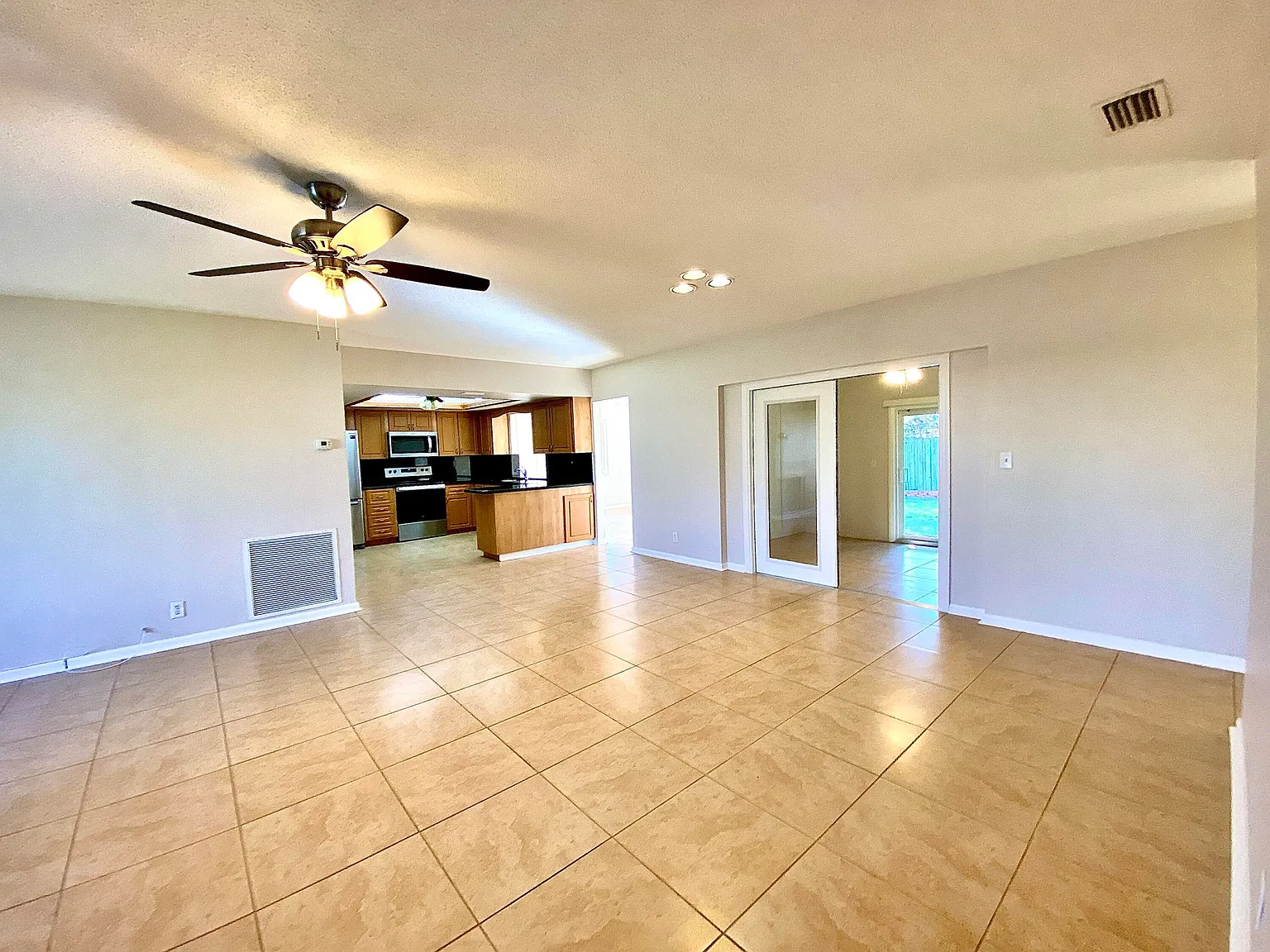 3 bed, 2.0 bath, 1724 sqft, $3,600 — Photo 3