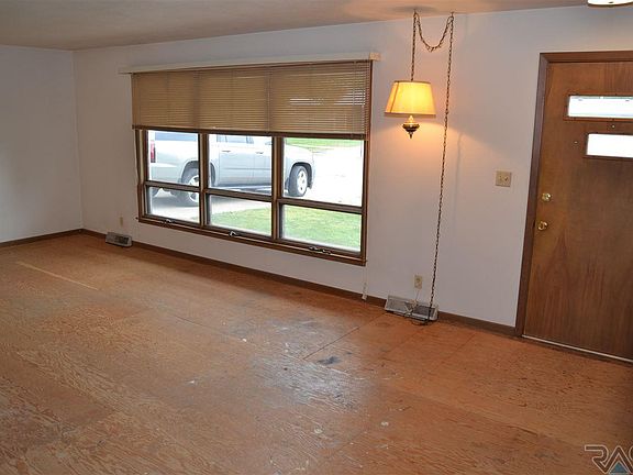5th image of 2701 S Western Ave