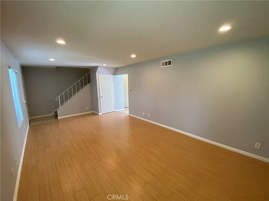 3 bed, 2.5 bath, 1352 sqft, $3,900 — Photo 3