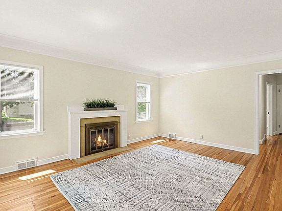 4th image of 4624 Vallacher Ave