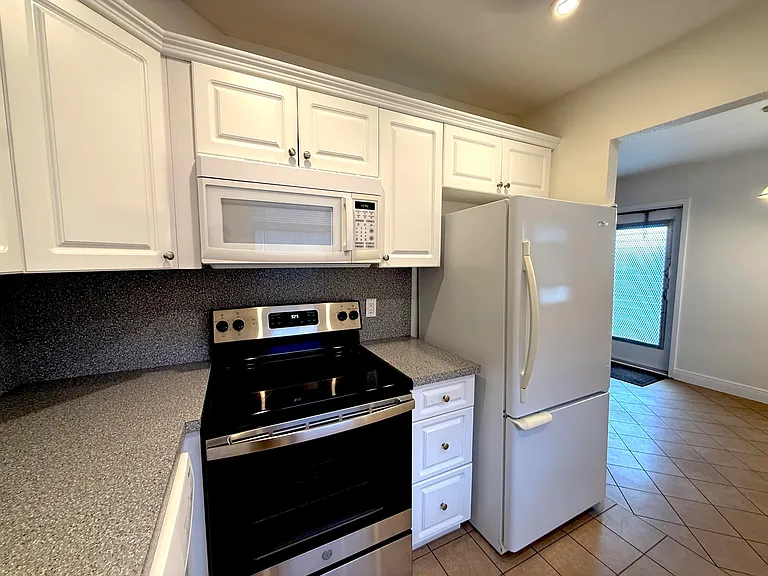 569 Monaco Park #L — Photo 10