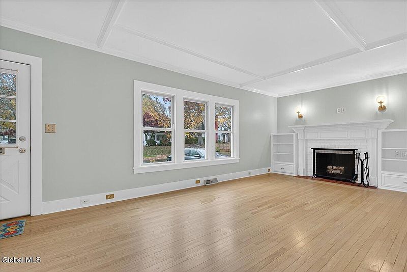 5th image of 136 East Avenue