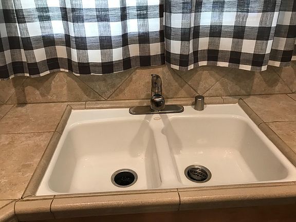 Even doing dishes will be fun in this gorgeous kitchen!