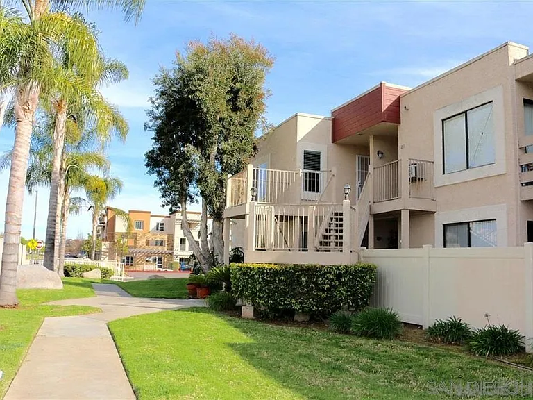 425 Autumn Dr — Photo 2