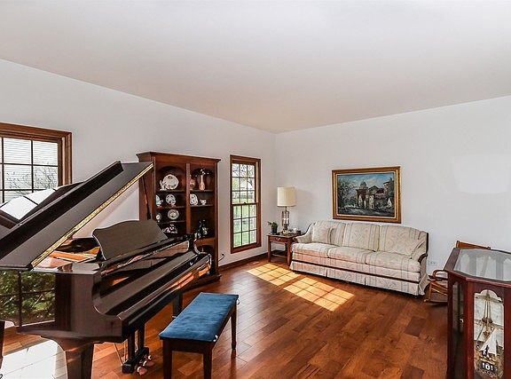 4th image of 1020 Granville Ave