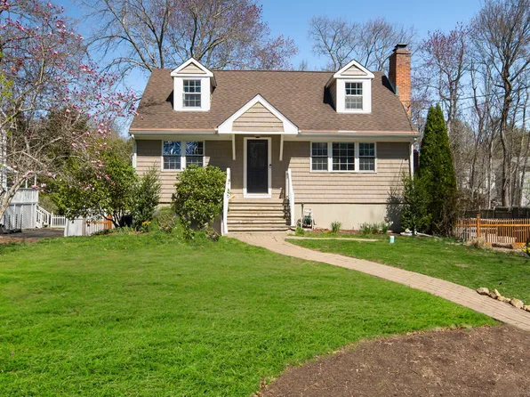 27 Deepwood Lane, Norwalk, CT 06854