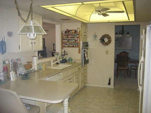3rd image of 1007 E LEISURE WORLD Drive