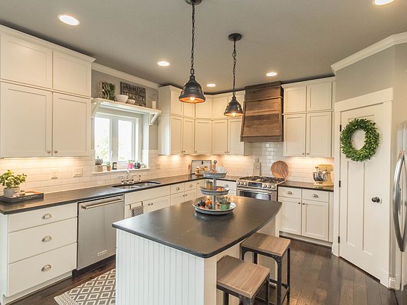 Bright, roomy kitchen!