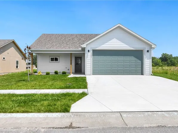 1301 NE White Oaks Ln, Oak Grove, MO 64075