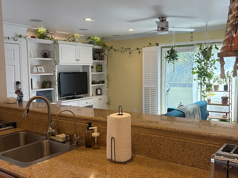 1605 E 2nd St #301 — Photo 30