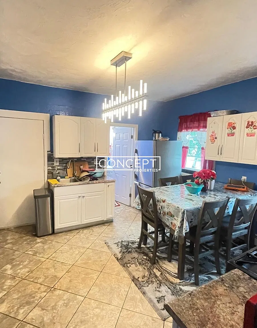 2 bed, 1.0 bath, 1200 sqft, $2,400 — Photo 1