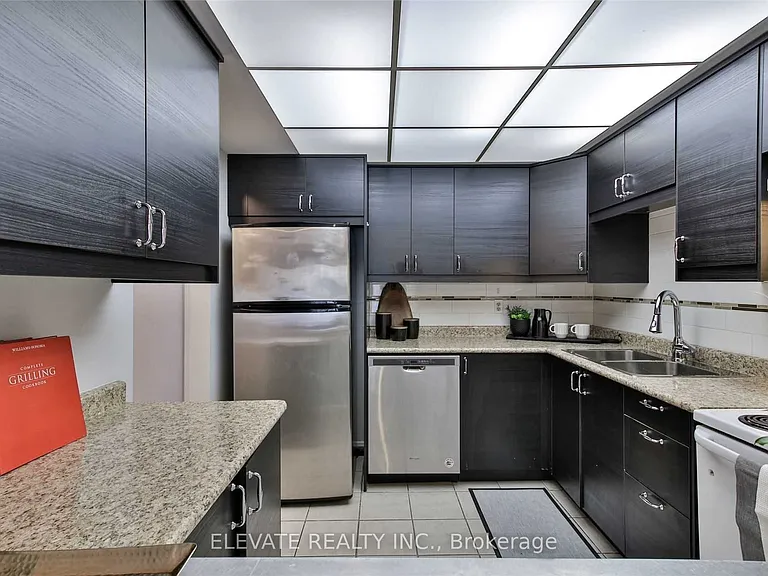 2131 Dufferin St — Photo 2