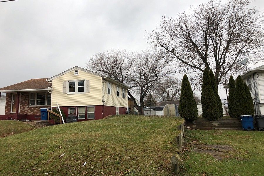 2nd image of 702 Hillcrest Rd