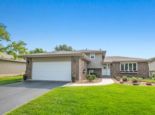 14943 Ridgewood Dr, Oak Forest, IL 60452