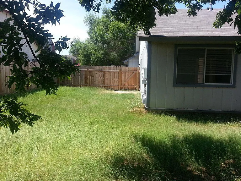 1604 W Braker Ln — Photo 2