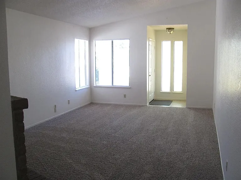 907 Princeton Pl — Photo 5