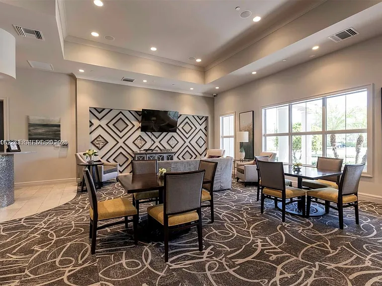 1240 Eucalyptus Dr #2 — Photo 21