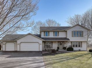 W328S4284 Spring Ridge Ln, Waukesha, WI 53189