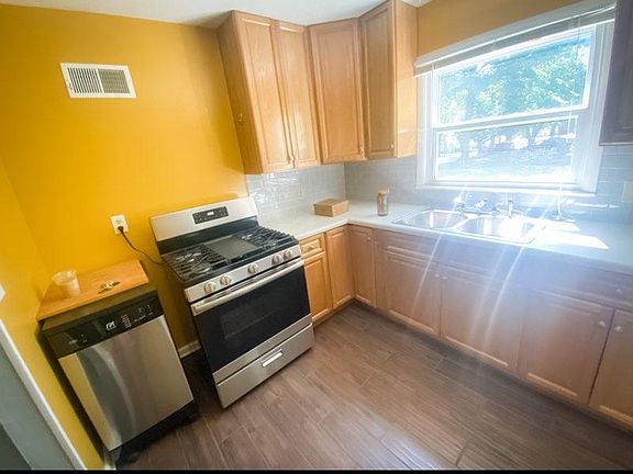 5th image of 909 W 84th St