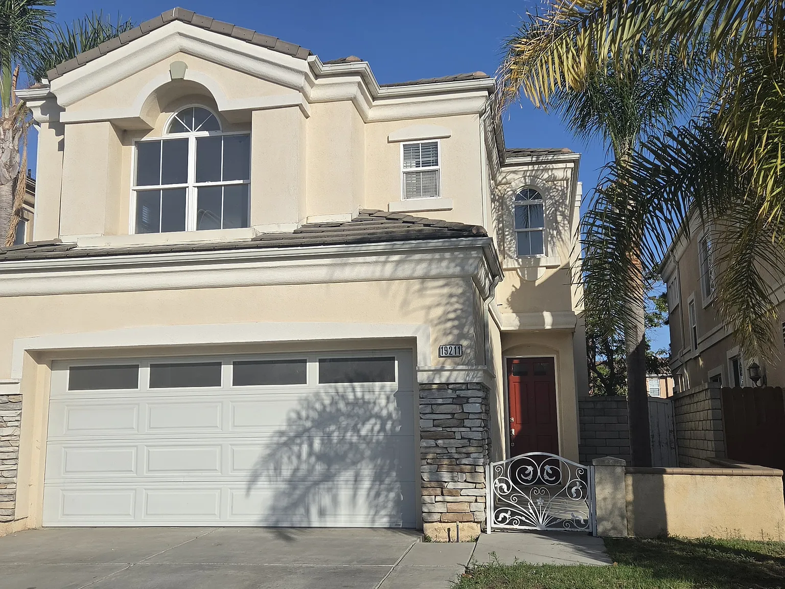 3 bed, 2.5 bath, 2000 sqft, $6,000 — Photo 1