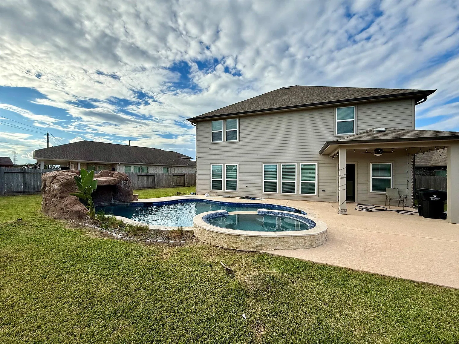 4 bed, 3.5 bath, 2805 sqft, $3,300 — Photo 2