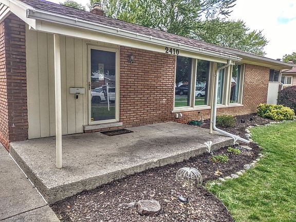 4th image of 2410 Middlefield Rd