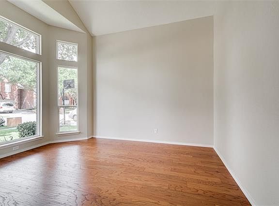 4th image of 2120 Newport Dr