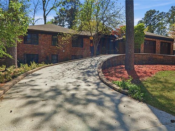 3rd image of 2881 Cravey Dr NE
