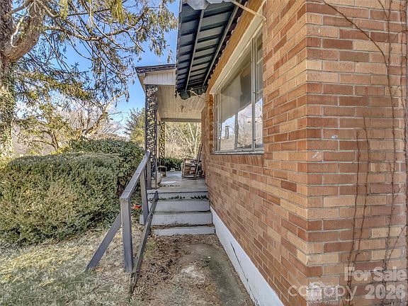 3rd image of 301 Mulberry St