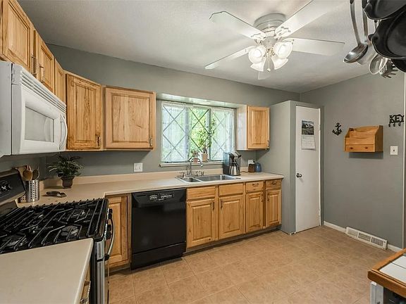 3rd image of 1590 W Dale Ct