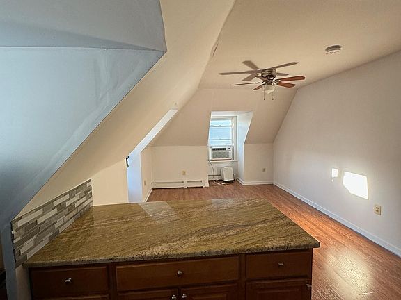Kitchen breakfast bar w/granite counter top