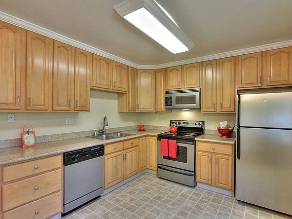5th image of 570 University Ave APT 17