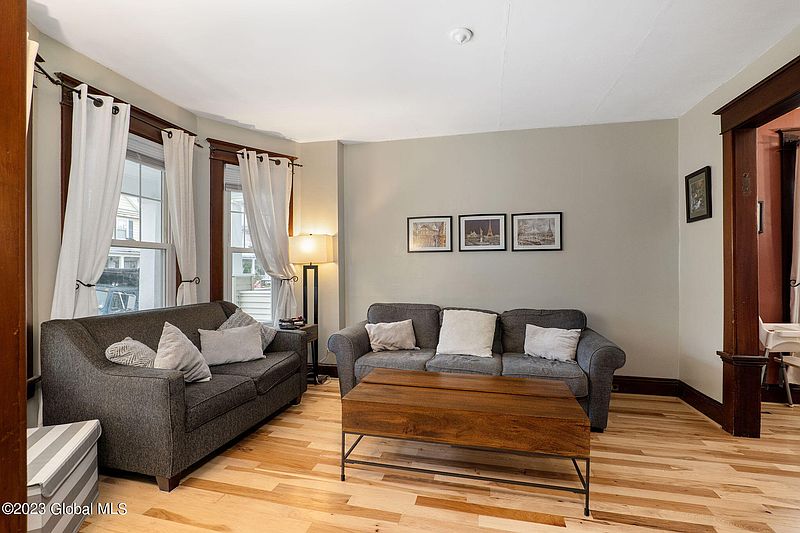 4th image of 7 Mapleridge Avenue