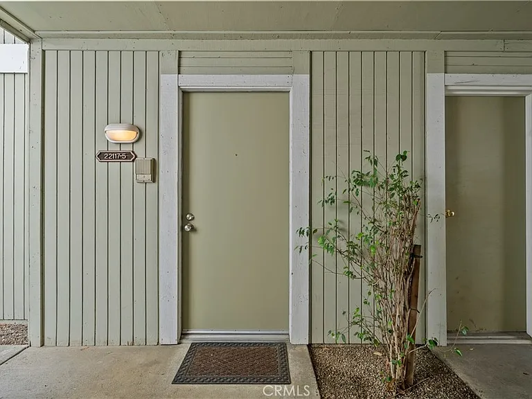 22117 Burbank Blvd #5 — Photo 3
