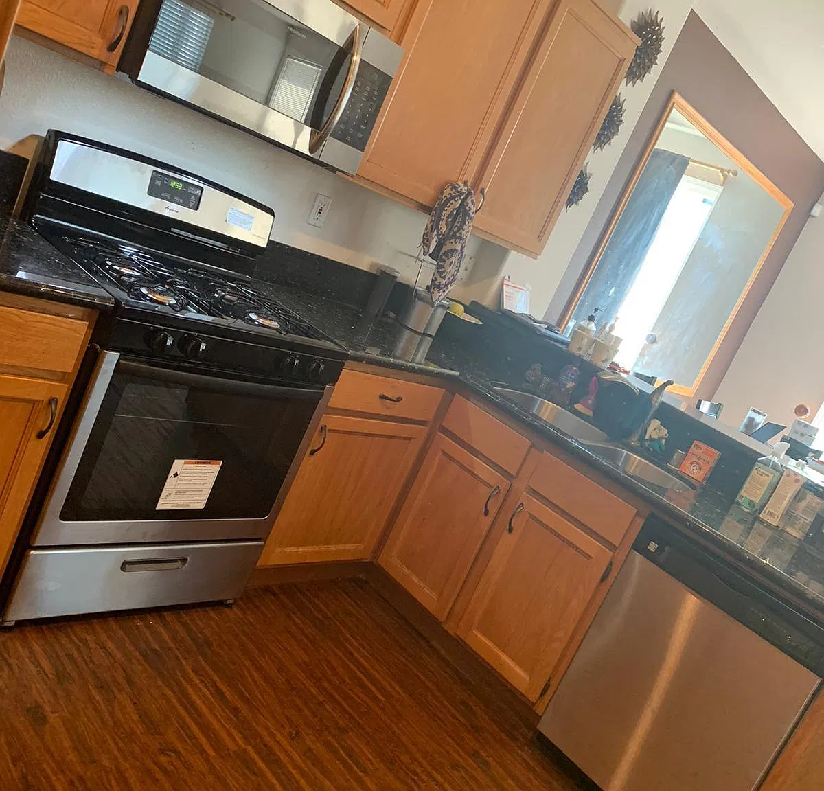 3 bed, 2.5 bath, 1321 sqft, $4,100 — Photo 4