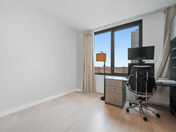 155 Bay Street image 16 of 44