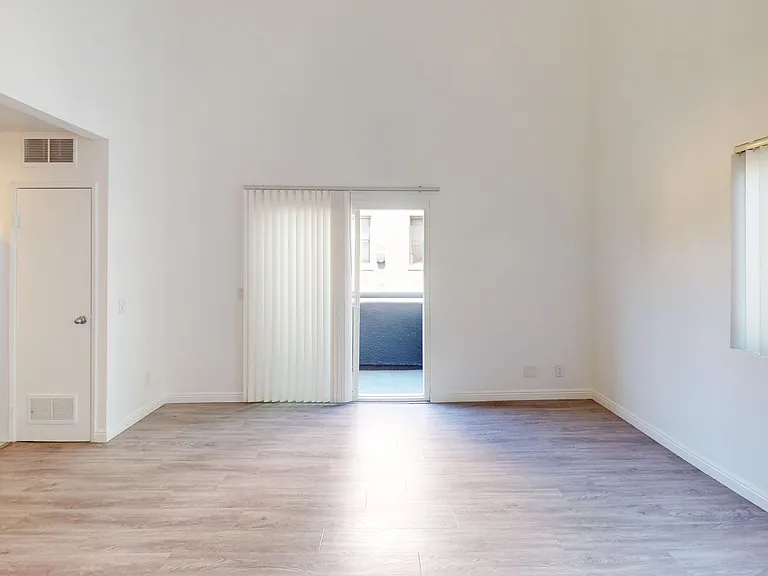 HAR - Harvard Apartments — Photo 9