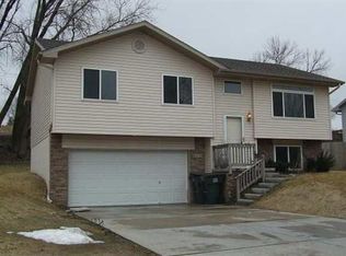 8215 Willit St, Omaha, NE 68122