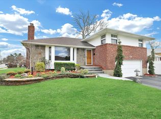 139 Ketchams Rd, Syosset, NY 11791