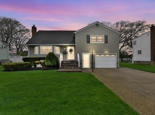 342 Park Ln, Massapequa Park, NY 11762