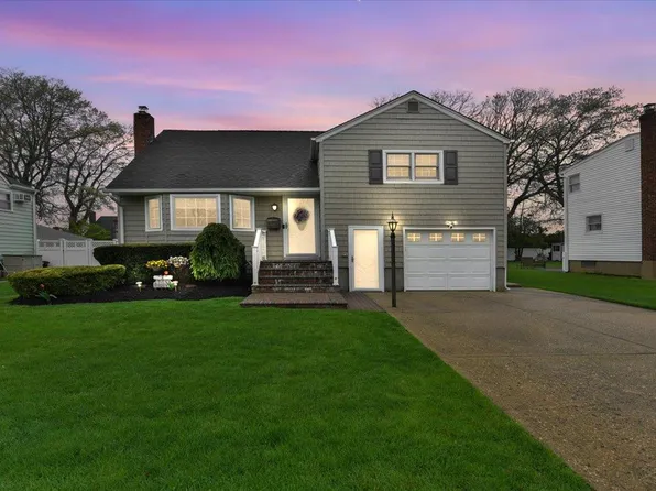 342 Park Lane, Massapequa Park, NY 11762