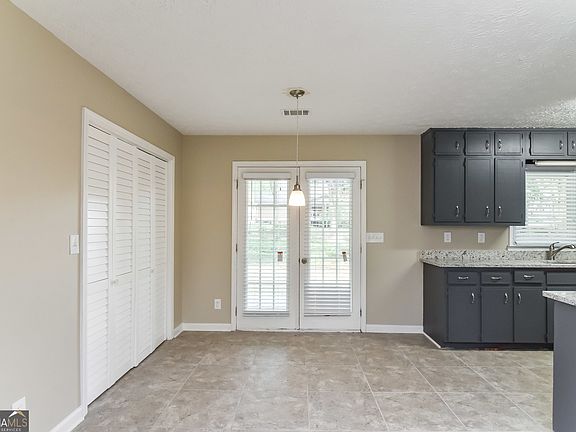 4th image of 425 Ashley Way