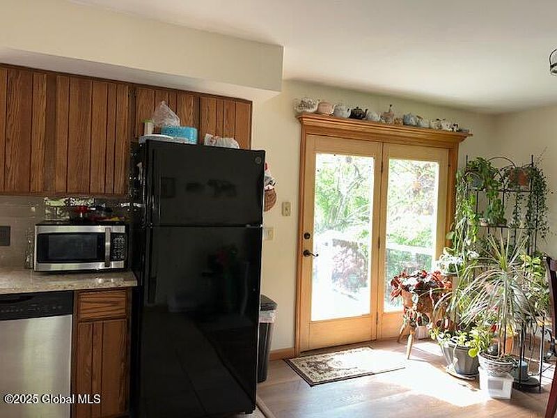 4th image of 422 Blodgett Hill Road
