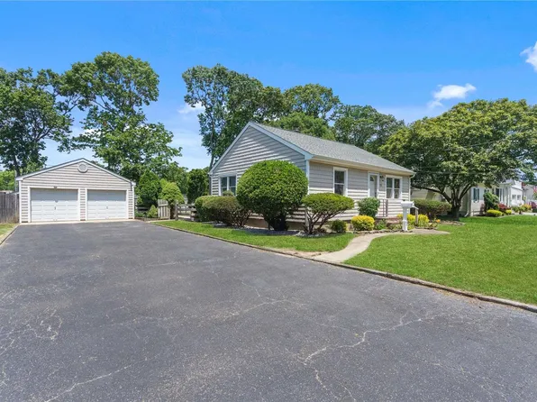 23 W Spruce Street, Islip, NY 11751