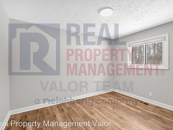 5th image of 744 Robinhood Dr