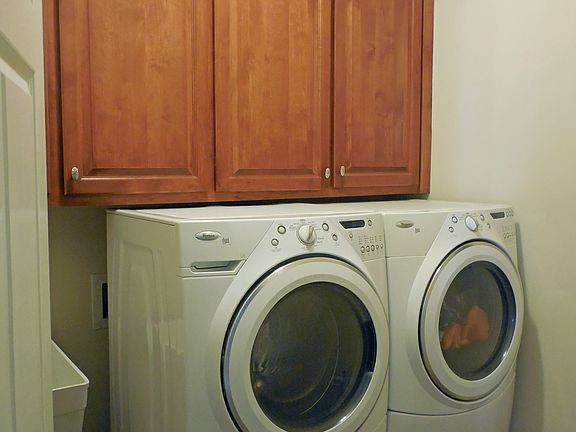 Laundry room w/utility sink