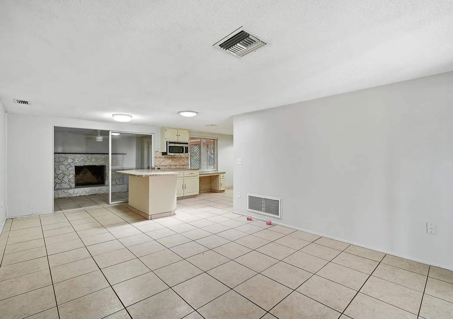 Spacious 2 Bedroom Home — Photo 3